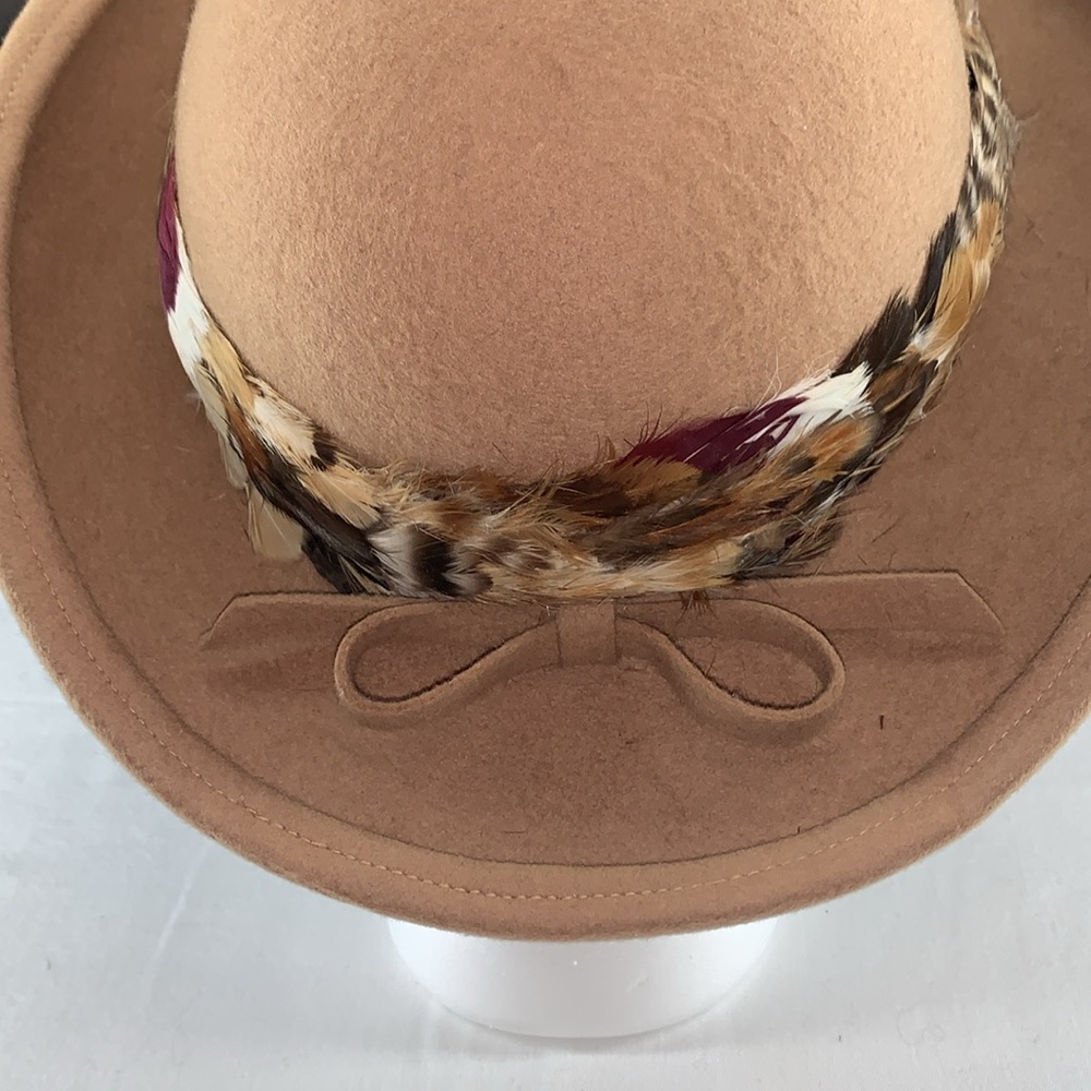 Mr. John Moderne vintage women’s hat. Tan wool with feathers and bow detail - Picture 7 of 12